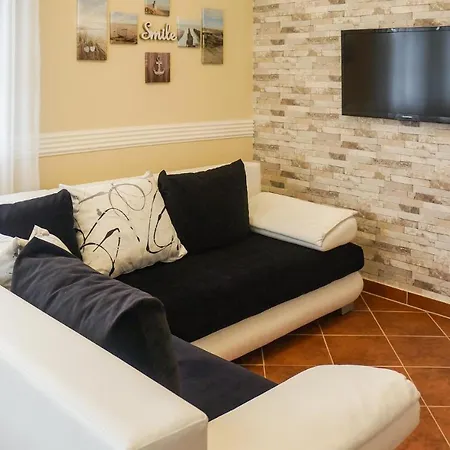 Apartment Beautiful In W/ Wifi And 1 Bedrooms *