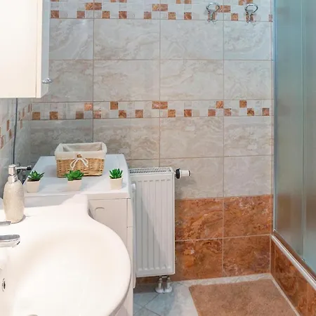 Apartment Beautiful In W/ Wifi And 1 Bedrooms *